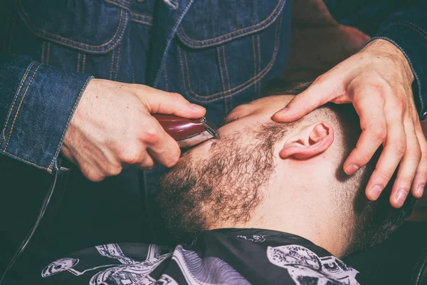 İstemci berberde tıraş. Tıraş Berber'a istemci