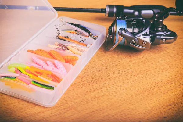 Ahşap arka plan üzerinde balıkçılık için donatım.