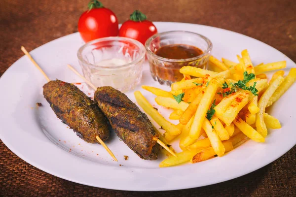 Patates kızartması ve kebap — Stok fotoğraf