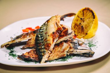 Kızarmış uskumru. Lezzetli yemekler.