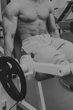 Spor salonunda vücut geliştirme