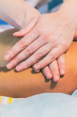 Spa salonunda masaj.