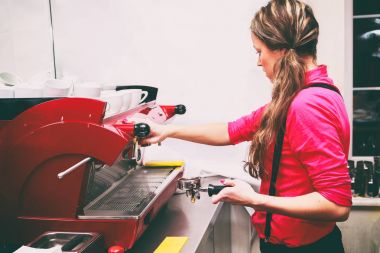 Kahve yapıyor lezzetli bir içecek.