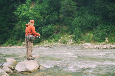 Alabalık balıkçılık Nehri üzerinde