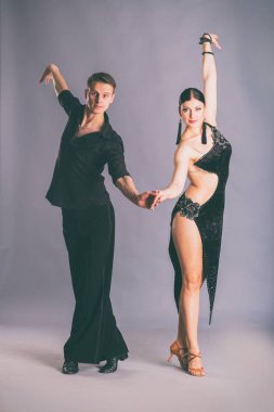 Balo Salonu dansçılar gri bir arka plan üzerinde