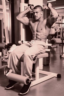 Pazı bir halter egzersiz olan bir adam
