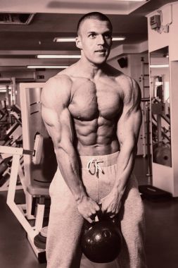 Pazı bir halter egzersiz olan bir adam