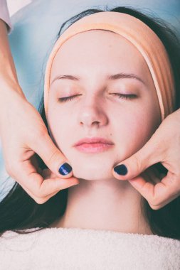 Kozmetik enjeksiyon spa salonda. Güzellik uzmanı hastanın yüz içine enjeksiyon yapar.