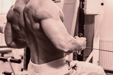 Pazı bir halter egzersiz olan bir adam