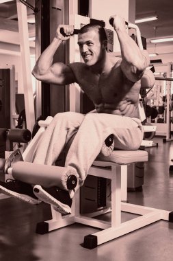 Pazı bir halter egzersiz olan bir adam