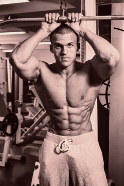 Pazı bir halter egzersiz olan bir adam