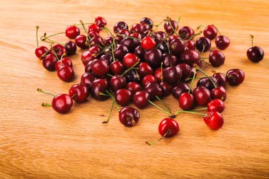 Tahta bir arka planda kiraz