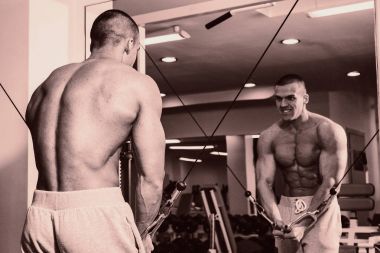 Pazı bir halter egzersiz olan bir adam