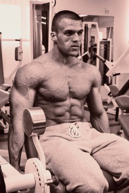 Pazı bir halter egzersiz olan bir adam