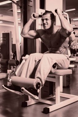 Pazı bir halter egzersiz olan bir adam