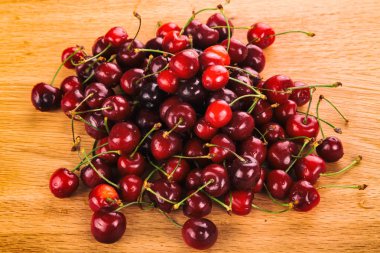 Tahta bir arka planda kiraz