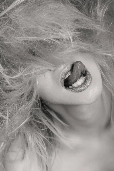 Güzellik moda sarışın siyah beyaz bir fotoğraf üzerine.