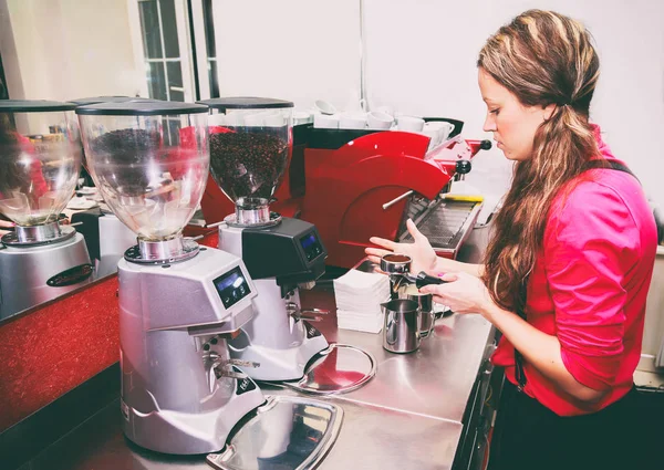 Fazer café é uma bebida deliciosa . — Fotografia de Stock