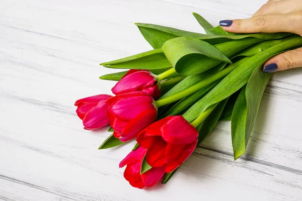 Ahşap beyaz zemin üzerine güzel çiçekler