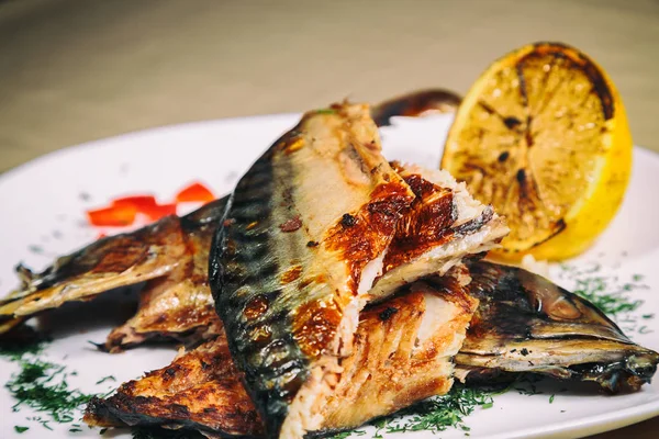 Kızarmış uskumru. Lezzetli yemekler.