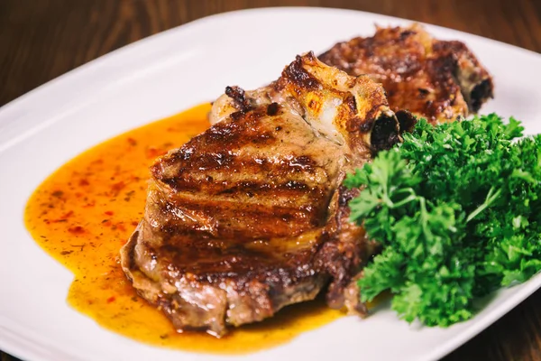 Sığır eti biftek kızartma. Lezzetli yemekler.