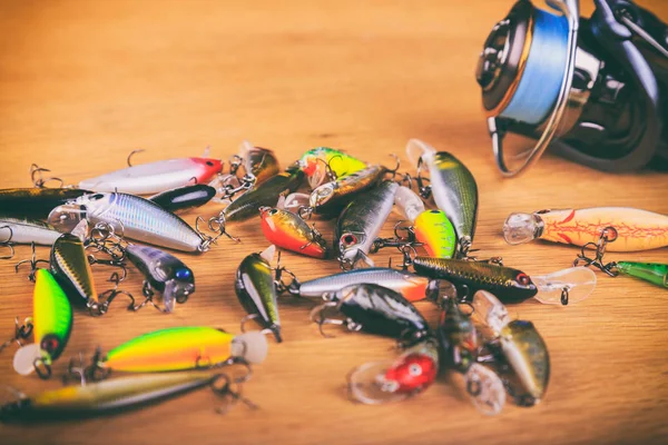 Ahşap arka plan üzerinde balıkçılık için donatım.