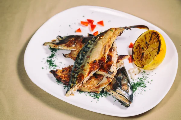 Kızarmış uskumru. Lezzetli yemekler.