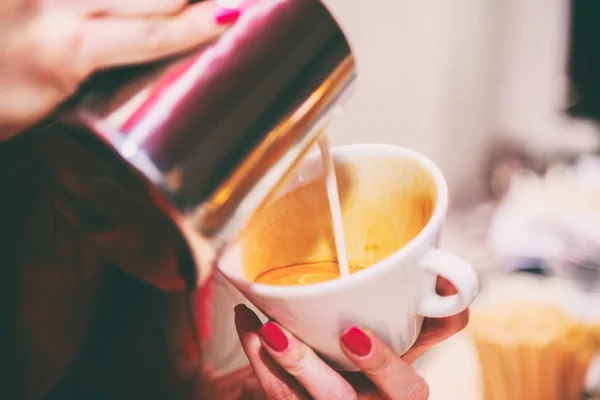 Fazer café é uma bebida deliciosa . — Fotografia de Stock