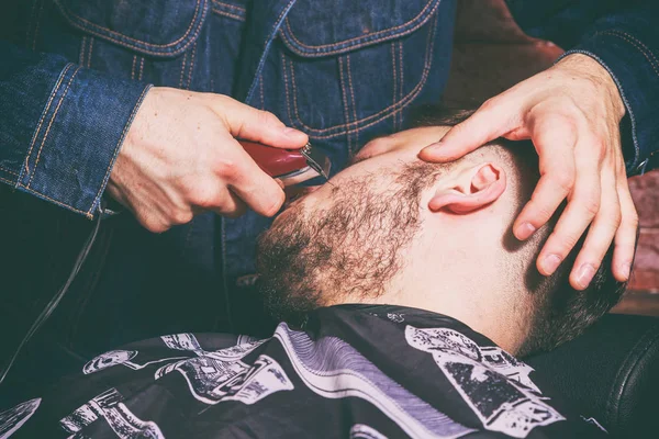 A barbear-se na barbearia cliente. Berber barba cliente — Fotografia de Stock