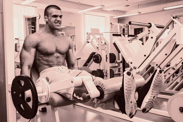 Un homme avec un exercice d'haltère sur biceps — Photo