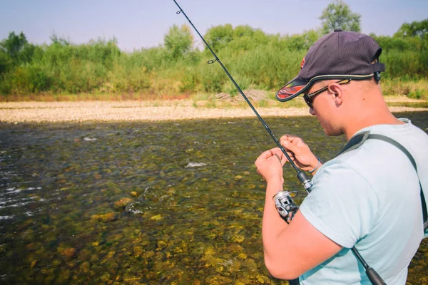 Pesca de truchas en el río — Foto de Stock