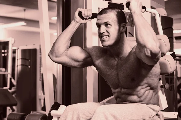 Un homme avec un exercice d'haltère sur biceps — Photo