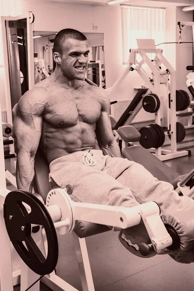 Un homme avec un exercice d'haltère sur biceps — Photo