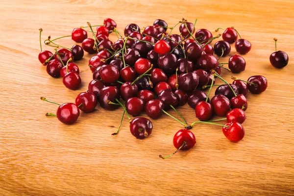 Tahta bir arka planda kiraz