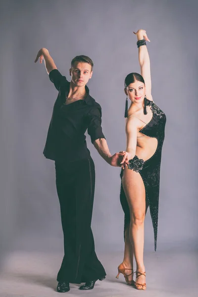 Ballroom dansers op een grijze achtergrond — Stockfoto