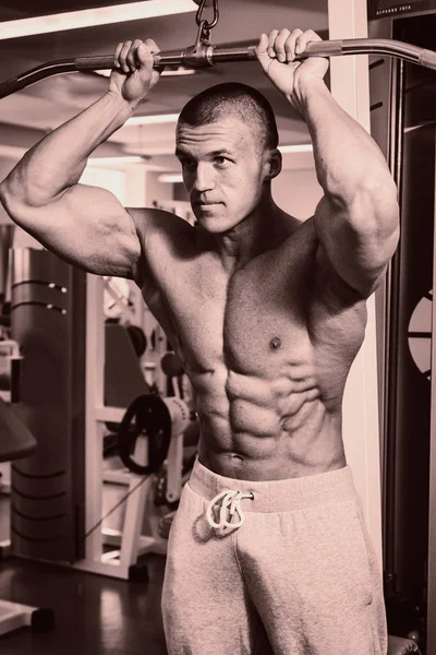 Pazı bir halter egzersiz olan bir adam