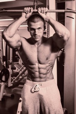 Pazı bir halter egzersiz olan bir adam