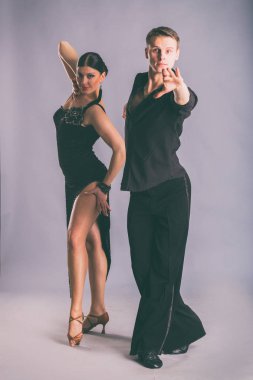 Balo Salonu dansçılar gri bir arka plan üzerinde