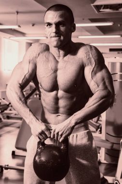 Pazı bir halter egzersiz olan bir adam