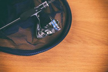 Ahşap arka plan üzerinde balıkçılık için donatım.