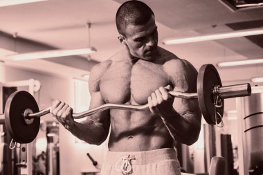 Pazı bir halter egzersiz olan bir adam