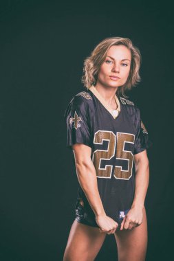 Karanlık bir arka plan üzerinde kaslı sarışın.