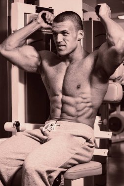 Pazı bir halter egzersiz olan bir adam