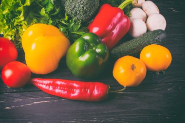 Masada organik sebzeler var.