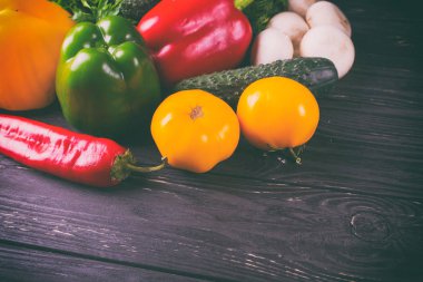 Masada organik sebzeler var.