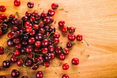 Tahta bir arka planda kiraz