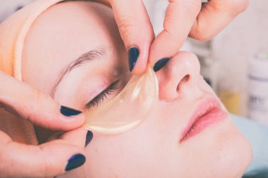 Kozmetik enjeksiyon spa salonda. Güzellik uzmanı hastanın yüz içine enjeksiyon yapar.