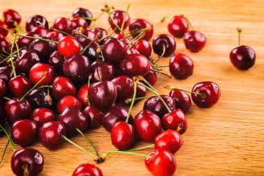 Tahta bir arka planda kiraz