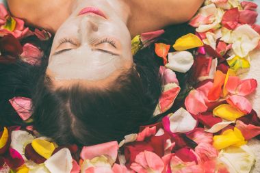 Kadın bir kozmetik prosedür alır