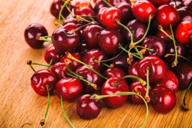 Tahta bir arka planda kiraz